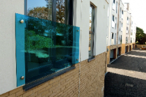 Balkonverglasung aus VSG glas durch farbige Folie (durchsichtig)